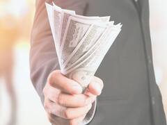 Sueldos en Argentina: se duplicó la cantidad de empresas que pagan en dólares 'convertidos'