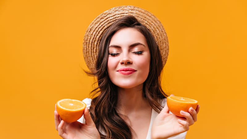 El cuerpo requiere vitamina C diaria para cumplir con funciones esenciales del organismo.