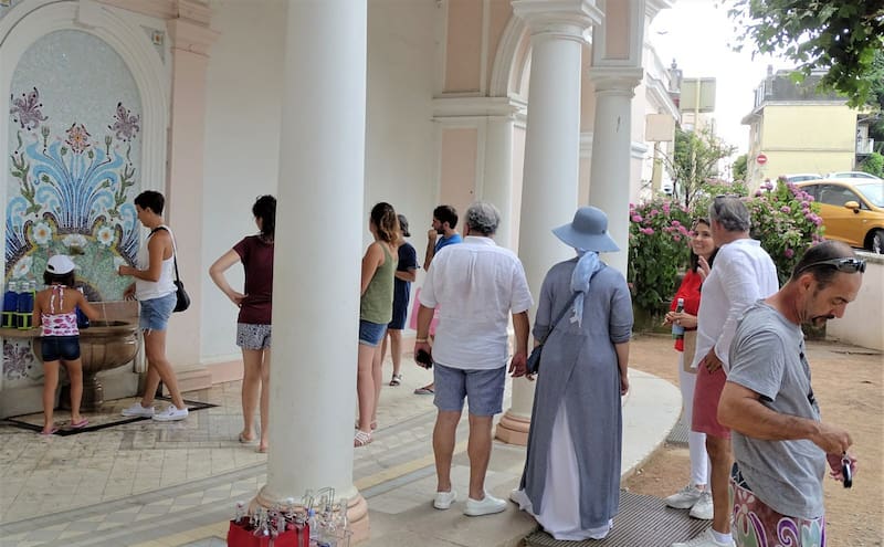 La fuente Cachat es visitada por turistas para rellenar sus botellas con agua Evian