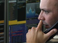 Sin tendencia clara, Wall Street cede 0,24% a media rueda