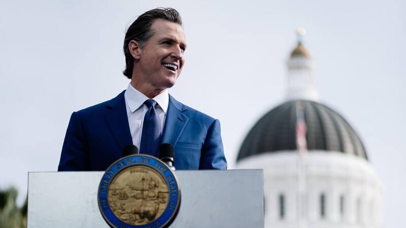 Algunos legisladores republicanos cuestionan la asignación de dinero de Gavin Newsom para los migrantes.