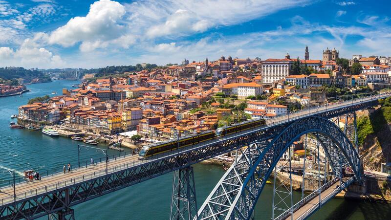 Es uno los mejores viajes en tren del mundo, recorre España y Portugal y cuesta menos de 15 euros.