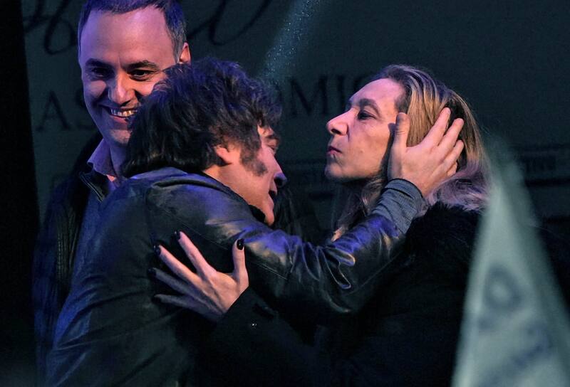 La nueva joya del negocio es el cambio de cheques, pero la falta de pesos hace temblar la estrategia electoral del Gobierno. (Fuente: Archivo)