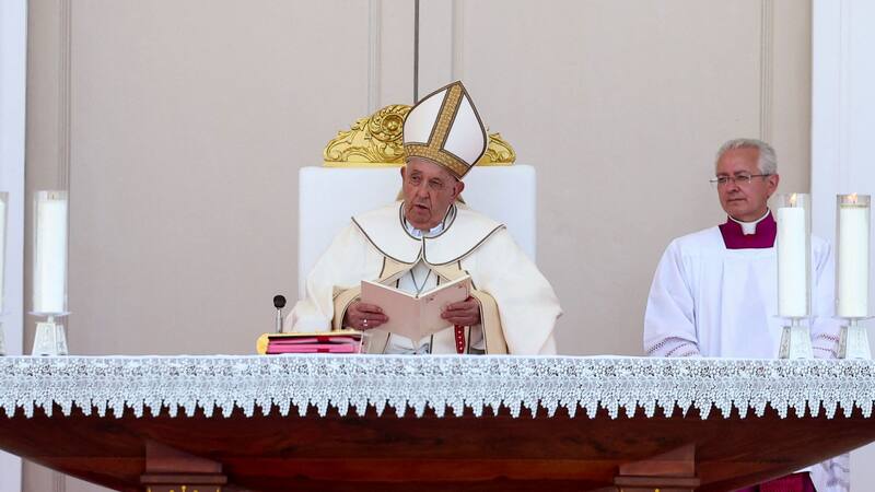 "Este no es un trabajo fácil", les dijo el Papa al final de su intervención, en el estadio Sir John Guise de Port Moresby.