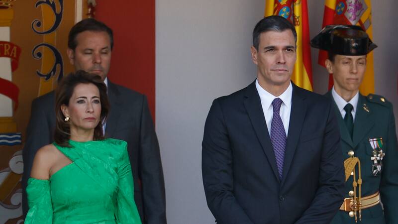 Pedro Sánchez es recibido al grito de "¡fuera!" con abucheos en el desfile del Día de la Fiesta Nacional.