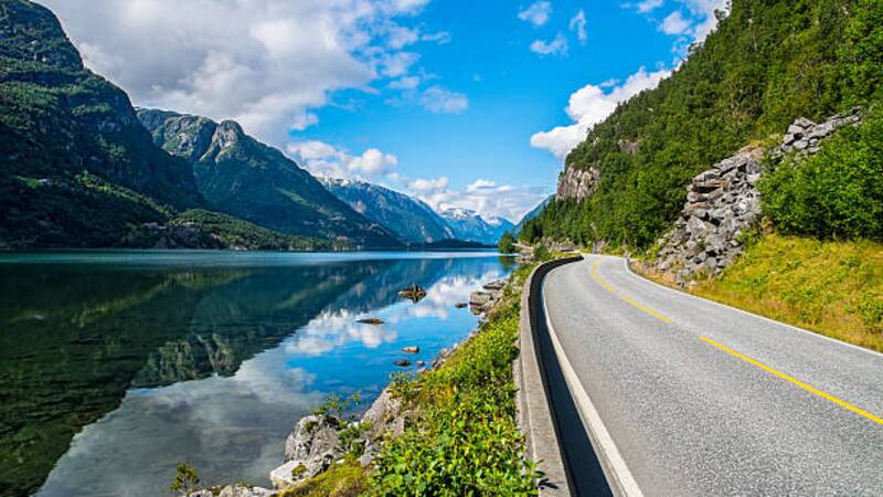 Agarrá el auto y manejá por los países con las rutas más seguras de Europa.