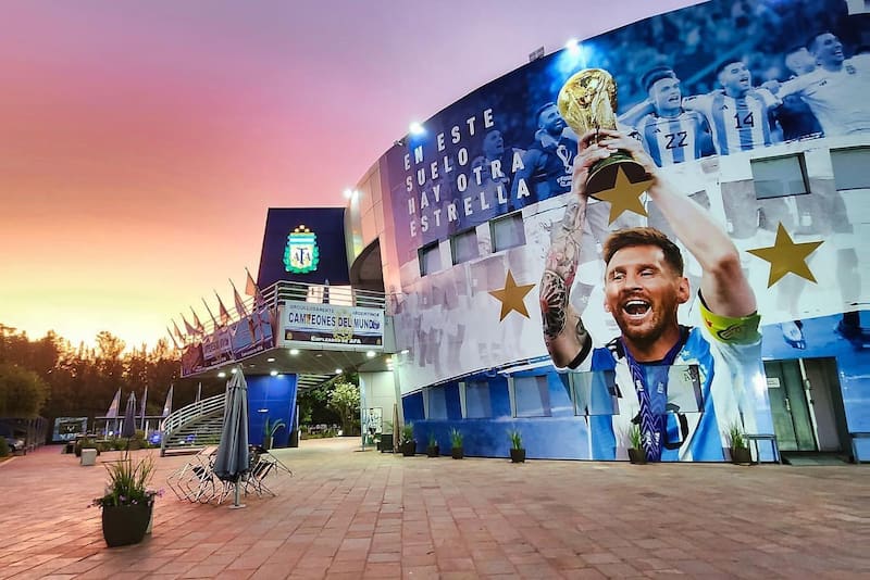 Resulta paradójico que este nuevo combate, transcurra en época de "vacas gordas", con un superávit de $ 12.000 millones en las arcas de la AFA.