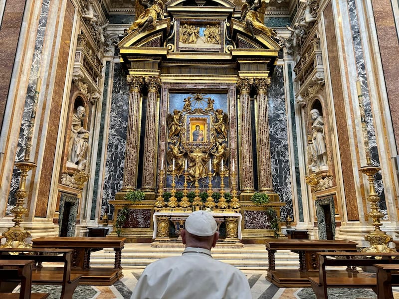 El papa Francisco rezando ante el icono de la Virgen María, un día antes de su partida mañana lunes en el que será el viaje más largo de su pontificado. Foto: EFE.