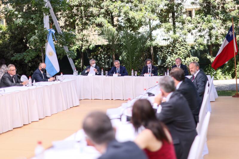 El presidente recibió a un puñado de influyentes empresarios en su segundo día de visita en Chile.