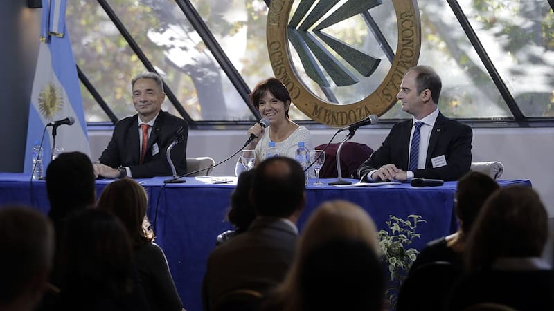 La titular de la AFIP, Mercedes Marcó del Pont, durante su presentación en Mendoza ante un auditorio compuesto por empresarios y cámaras empresariales.