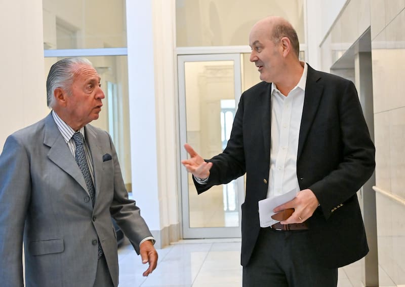 Daniel Funes de Rioja (UIA) y Federico Sturzenegger (Ministerio de Desregulación) ayer en las oficinas de la cámara industrial