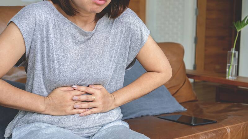 El hábito diario que debes abandonar para mejorar la digestión y prevenir el colon irritable después de los 40.