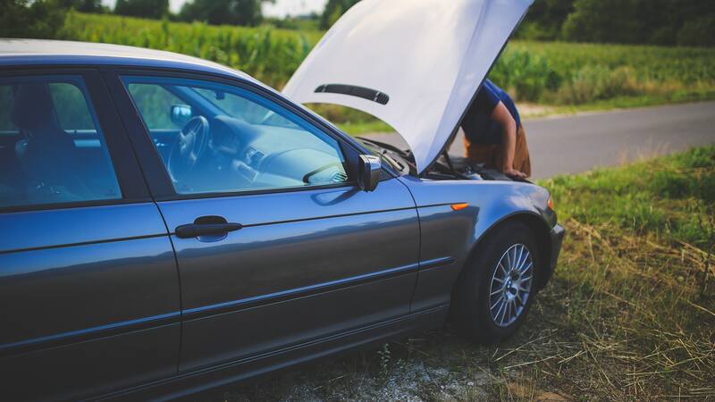 Verdad o consecuencia: ¿la DGT puede multarte por arreglar el coche en la calle?