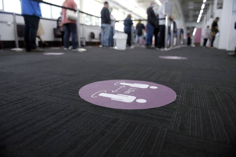 Coronavirus y protocolo con distanciamiento social - Bloomberg