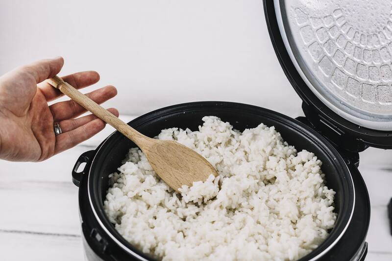 Optar por alternativas como el arroz integral puede ofrecer un índice glucémico más bajo y mayores beneficios nutricionales. (Foto: Freepik)
