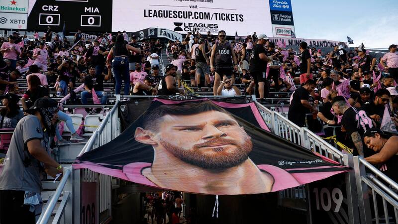 Una de las mejores banderas sobre Messi que pueden verse en cada partido del Inter Miami como local.