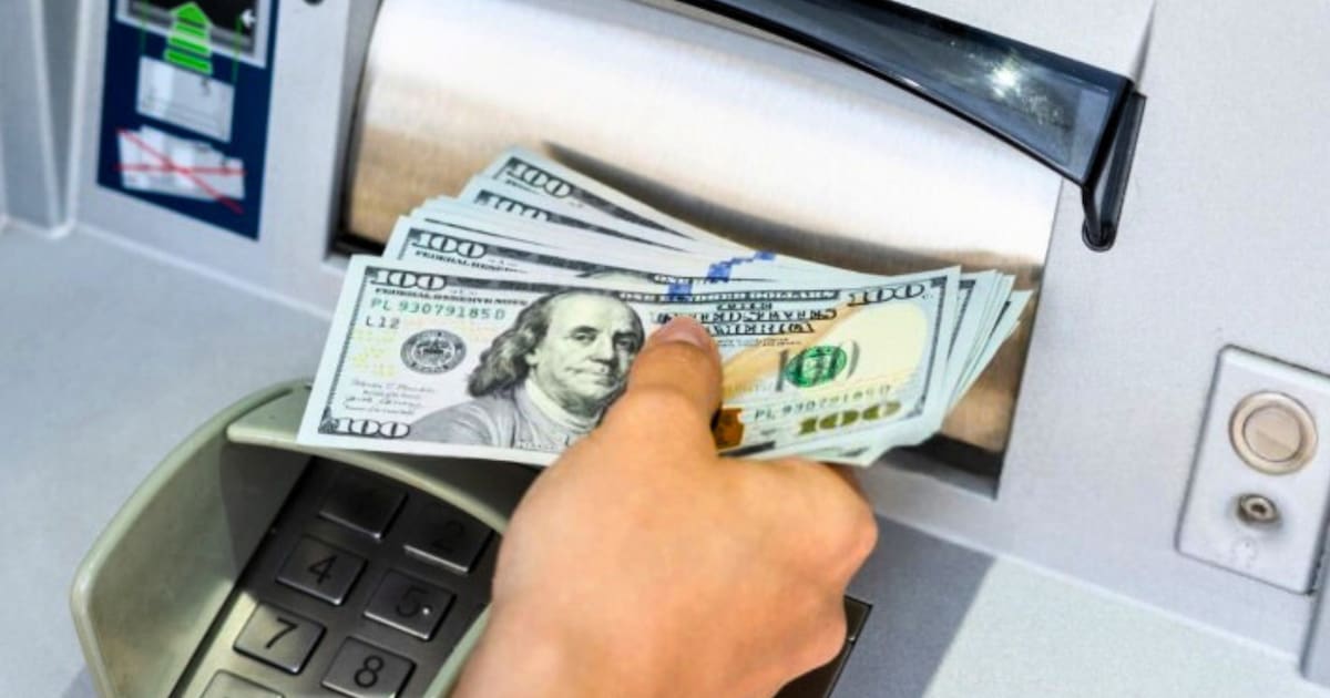 Con el dólar planchado, los ahorristas compraron 20% menos de divisas en mayo