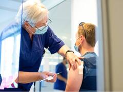 COVID: todos los efectos adversos de la vacuna Sputnik, AstraZeneca, Pfizer y Sinopharm que se dan en Argentina