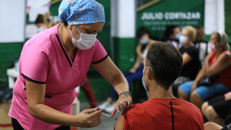 En Argentina se llevan aplicadas aplicaron 110,6 M de vacunas. No obstante, más de 12 millones de personas aún no se aplicaron la tercera dosis.