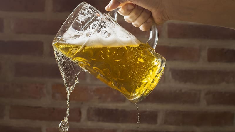 Darte un baño de cerveza ayuda a reducir la ansiedad.