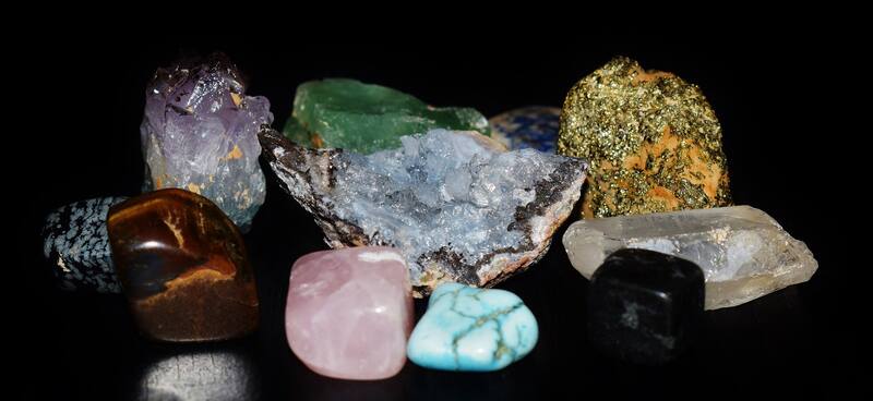 Para poder hacer una sesión de armonización es necesario colocar las piedras sobre los chakras. (Foto: Pexels)