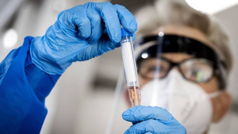 Científicos y las autoridades sanitarias ya miran con atención a un subtipo de la variante que encontró en al menos 40 países, y que ya es predominante en Dinamarca.