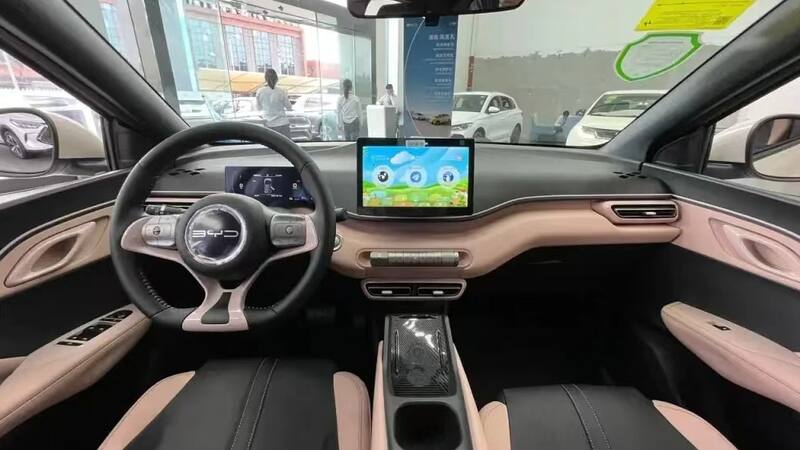 El auto chino que todos buscan ya llegó al país y se consigue a un precio increíble: tiene pantalla multimedia, frenos ABS y hasta 5 plazas