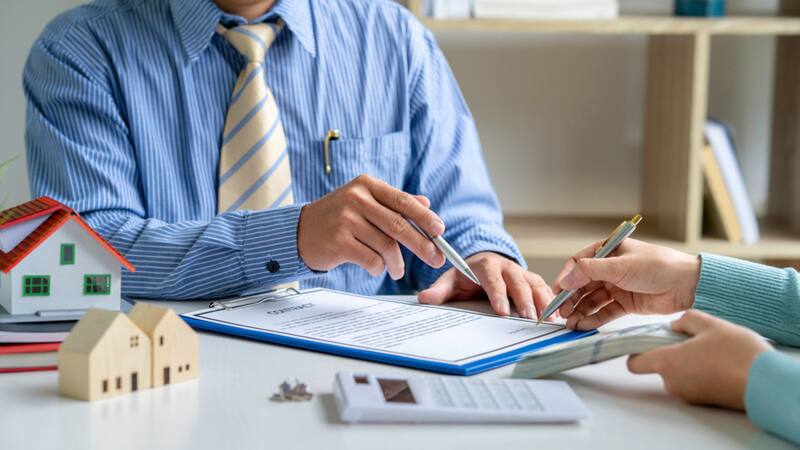 En caso de no pagar el impuesto de vivienda, el Ayuntamiento iniciará gestiones de cobro con recargos adicionales por la demora en el pago. (Imagen: Shutterstock)