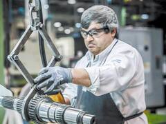 Industria denuncia que sólo tiene espalda para mantener empleados un mes más