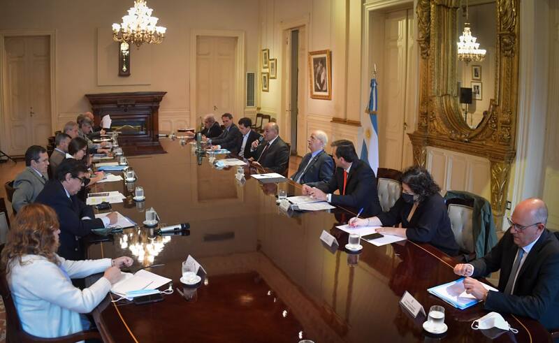 La reunión encabezada por Manzur comenzó a las 7.40.