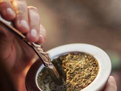 Es argentino, se mudó a Inglaterra y sus vecinos casi lo linchan por tomar mate: pensaron que se drogaba