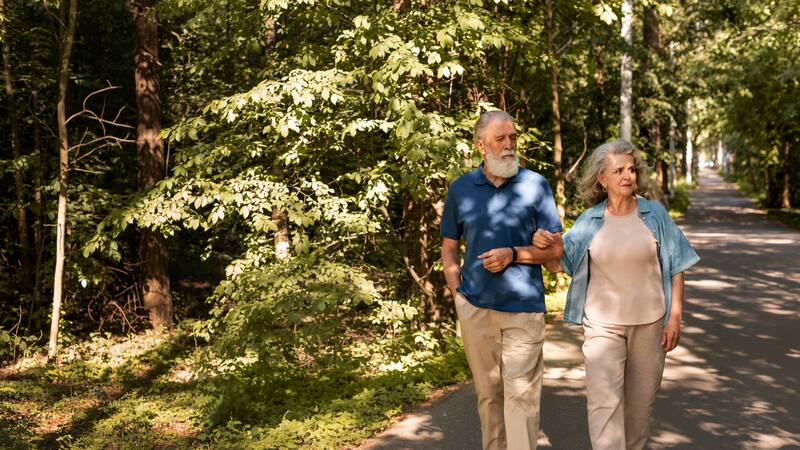 Los mayores de 60 años no deben quedarse quietos, es recomendable caminar un poco todos los días.
