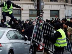Francia: evacúan al vocero del gobierno por ataque de los chalecos amarillos