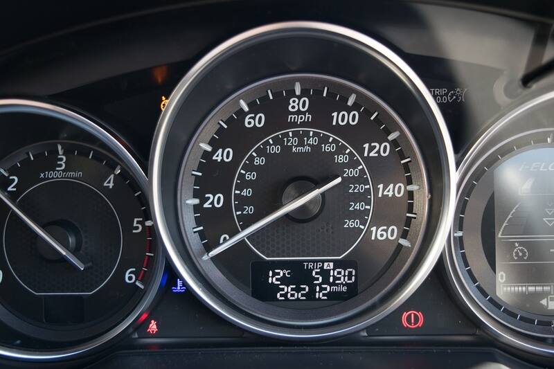El precio del litro de combustible en España.