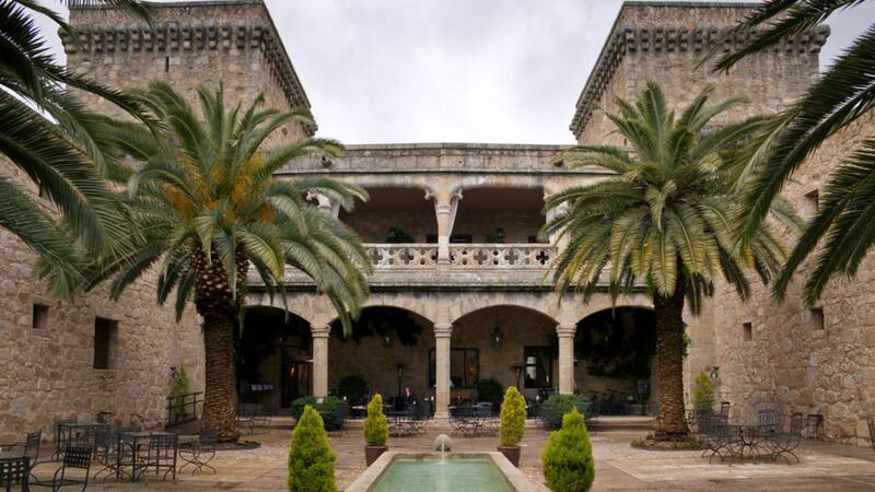 El bonito pueblo de Extremadura que está rodeado de castillos y paisajes espectaculares.