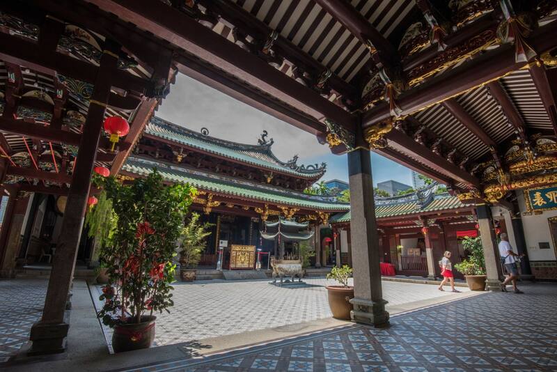 El Templo Thian Hock Keng en Singapur, dedicado al budismo y al taoísmo, contrasta con las torres modernas del distrito de negocios. (Foto: Shutterstock).