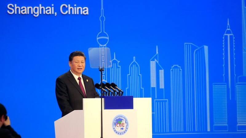 El presidente de China Xi Jinping en la exposición ayer en Shanghai
