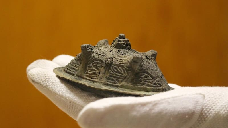 Encuentran una joya muy antigua con forma de tortuga y se activa una excavación de emergencia para descubrir su verdadero origen.