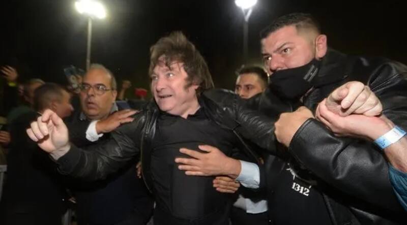 Javier Milei con chaleco antibalas.