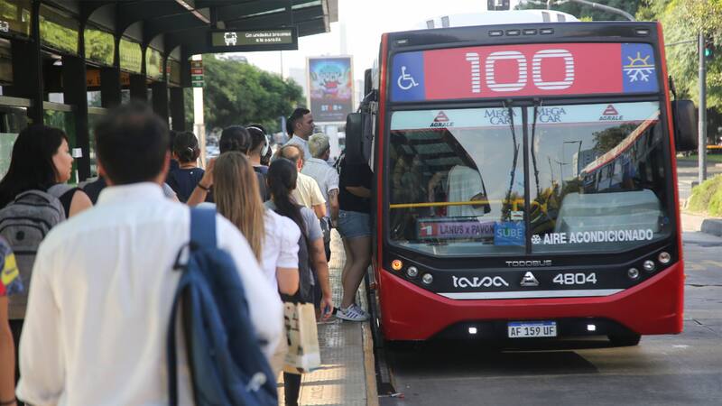 Se espera que el miércoles los colectivos pasen llenos por el paro de los otros medios de transporte.