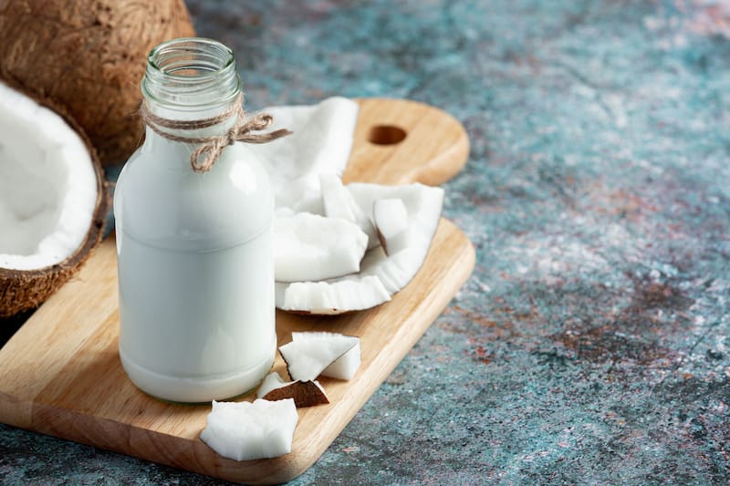 La leche de coco puede ser una buena opción para personas con intolerancia a la lactosa o alergias a la leche de vaca. (Foto: Freepik)