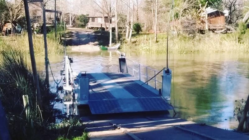 :Servicio de balsa que cruza el Canal LN Alem 1 en proximidades del recreo "Blondeau". Islas de Campana.