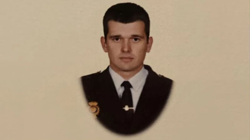 En un sorprendente giro de los acontecimientos, Óscar Sánchez Gil, jefe de la Unidad de Delitos Económicos y Fiscales de la Policía Nacional en Madrid, ha sido detenido junto a su pareja tras el hallazgo de más de 20 millones de euros en efectivo ocultos en su domicilio. 8