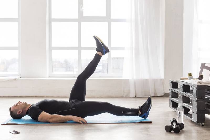 Los ejercicios de tijeras horizontales son ideales para trabajar los abdominales laterales y bajos, mejorando también la coordinación (Fuente: Freepik)