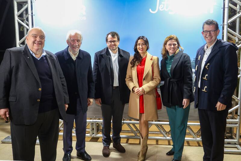 Rafael Greca, alcalde de Curitiba; Darci Piana, Vicegobernador del estado de Paraná; Fabio Russo Correa, CEO CCR Aeroportos; Verónica Marambio Álvarez, gerente comercial de mercados internacionales de JetSmart; Tatiana Turra, presidenta del Instituto Municipal de Turismo de Curitiba y Eduardo Bekin, presidente de Invest Paraná
