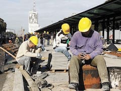 El 50% de los empleados cobra menos de $ 5000 por mes