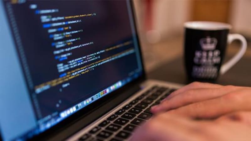 Cobol es un lenguaje de programación que, aunque esté cerca de cumplir los 70 años de vida, jamás desapareció del gusto de las empresas financieras, así como de automotrices.