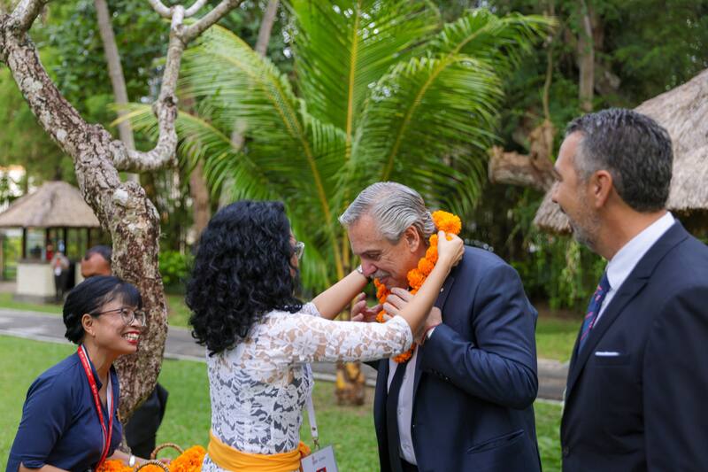 Alberto Fernández al llegar a Indonesia donde sufrió una gastritis