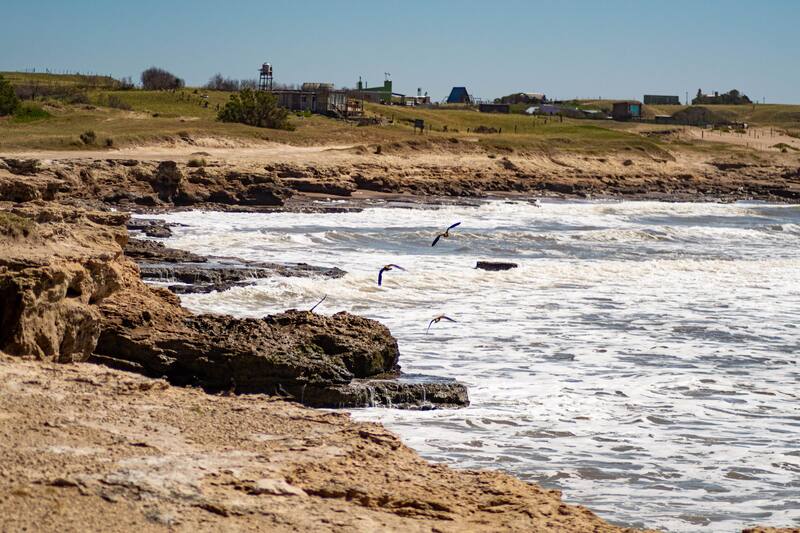 Este balneario se distingue por sus amplias playas de arena gruesa y acantilados imponentes ideal para disfrutar de unas vacaciones tranquilas. (Foto: Turismo Necochea)
