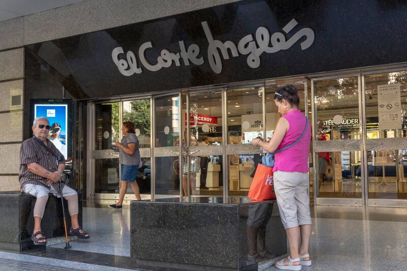 Según un comunicado oficial, los supermercados, tanto de España como de Portugal, siguen abiertos sin haberles afectado el apagón eléctrico.